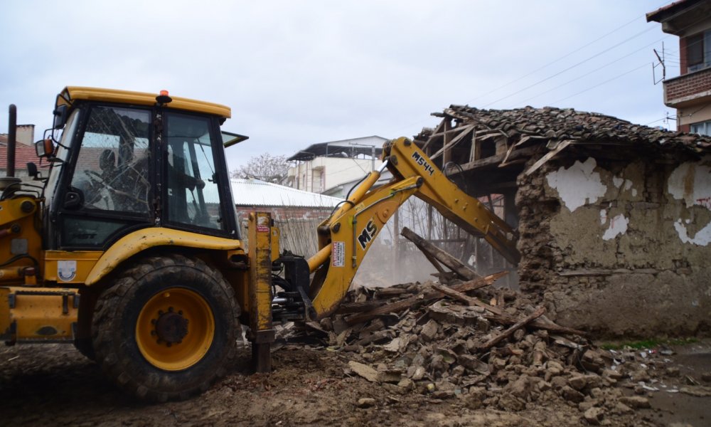 YENİŞEHİR’DE METRUK BİNALAR YIKILIYOR