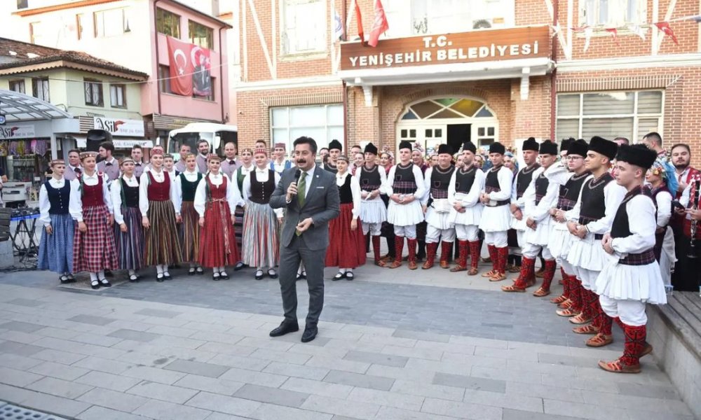 LETONYALI VE MAKEDON DANSÇILAR YENİŞEHİR’DE SAHNE ALDI